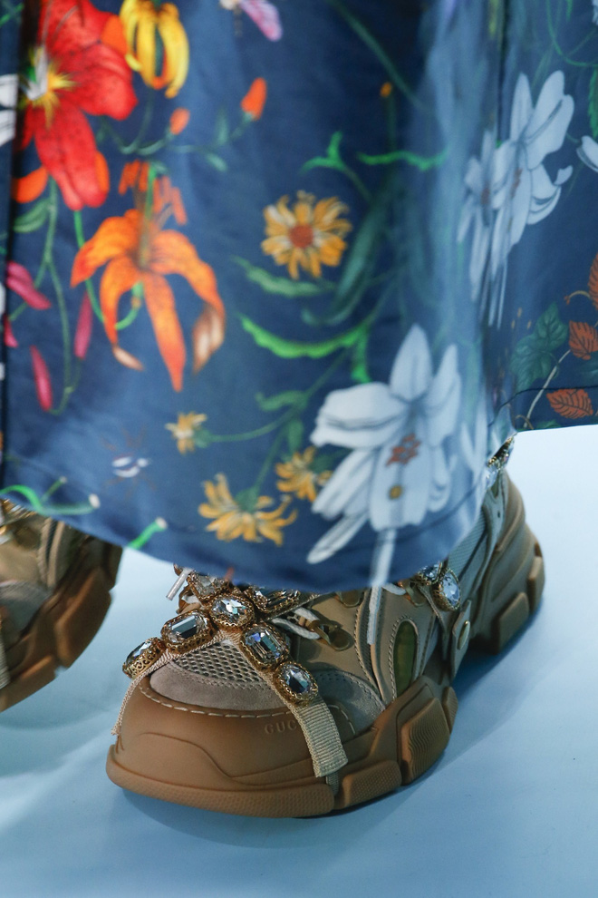 Show mới của Gucci dị quên lối về: Người mẫu ôm... thủ cấp để catwalk, kẻ lại vác nguyên con rồng